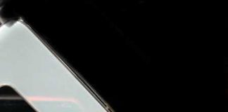 Смартфон Samsung Galaxy S10+ в топовой версии с керамическим покрытием позирует на живом фото