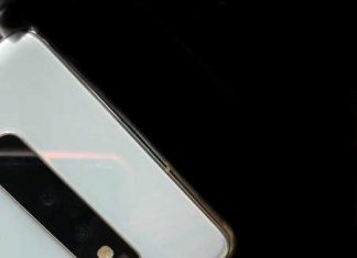 Смартфон Samsung Galaxy S10+ в топовой версии с керамическим покрытием позирует на живом фото