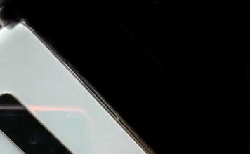 Смартфон Samsung Galaxy S10+ в топовой версии с керамическим покрытием позирует на живом фото